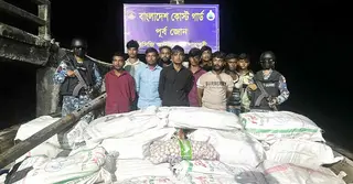 সেন্টমার্টিনে কোস্ট গার্ডের অভিযানে খাদ্য সামগ্রীসহ ১০ পাচারকারী আটক